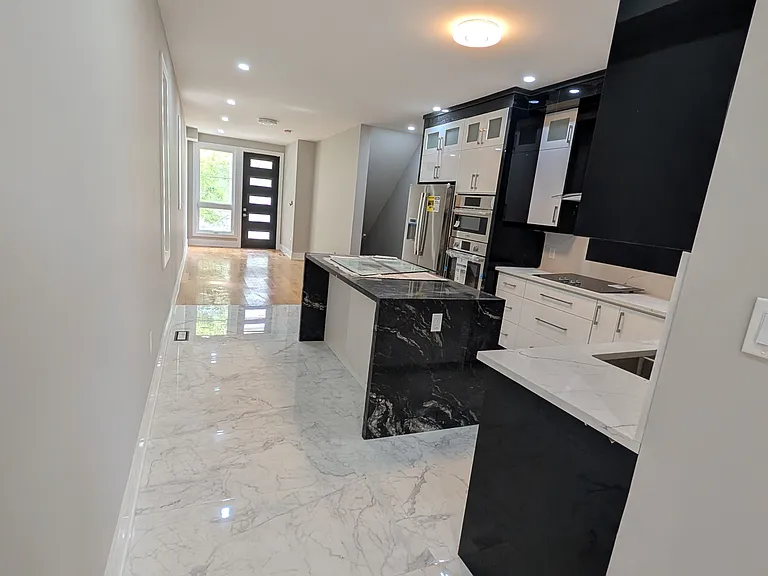 2099 Dufferin St — Photo 2