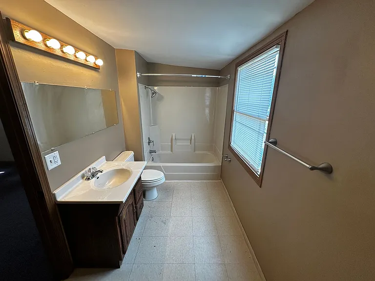 226 E Hyde Park Ave — Photo 2