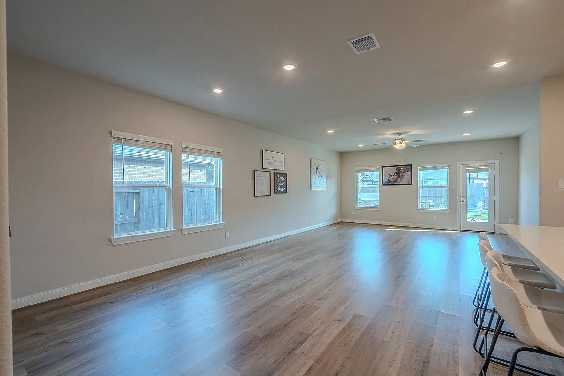 5 bed, 4.0 bath, 2935 sqft, $2,850 — Photo 4