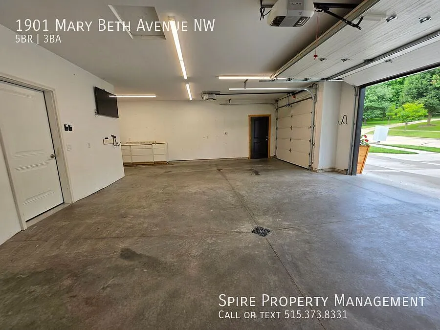 NW 5 Bedroom 3 Bath 3 Stall Garage Newer Home Built in 2021 Ready Now! — Photo 4