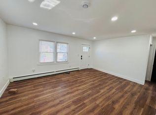 72 Singworth St, Oyster Bay, NY 11771