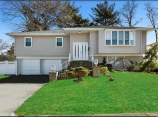 9 Acorn Ln, Plainview, NY 11803