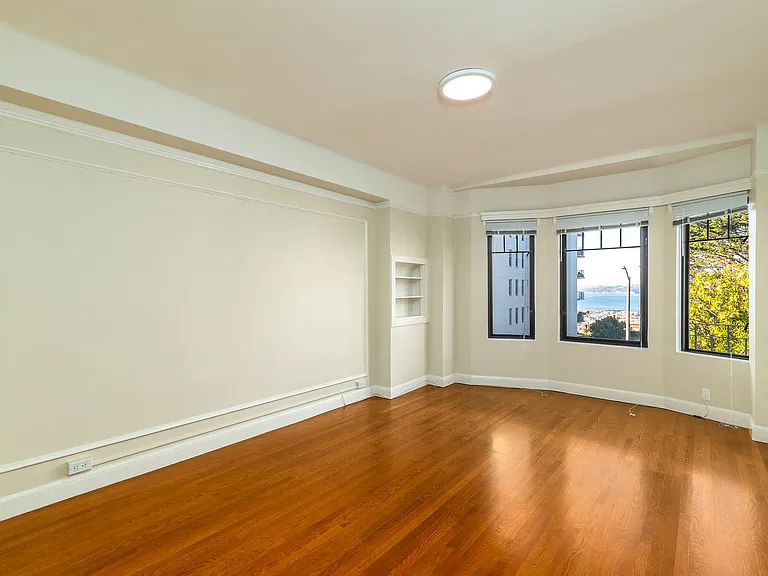 2275 Broadway — Photo 8