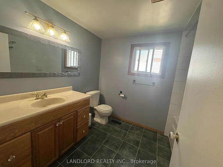 833 Laurier Ave — Photo 38