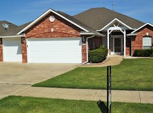 624 Loyd Ln, Moore, OK 73160