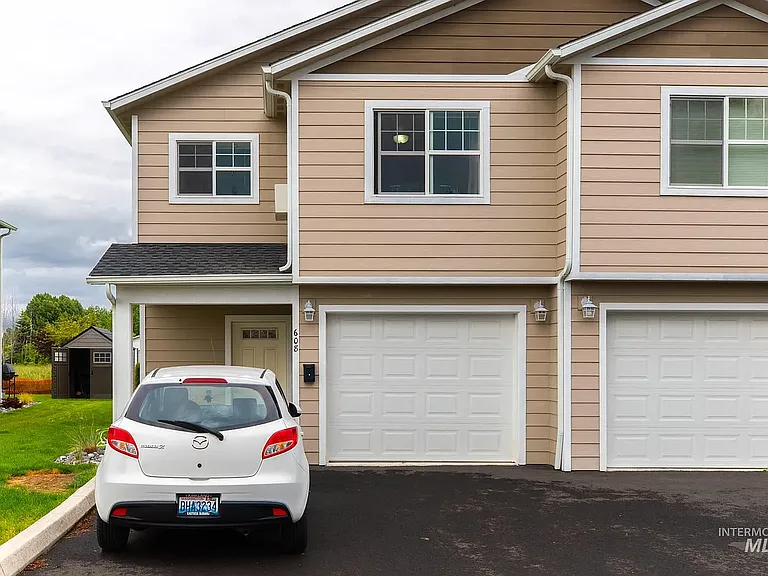 606 606/608 N Mountain View Rd — Photo 2
