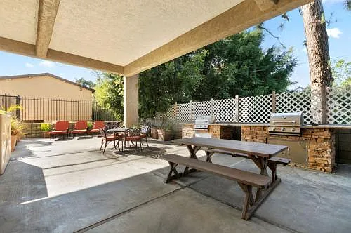 Vista Apartments — Photo 32
