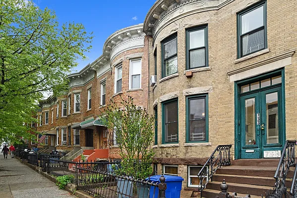 その他 42nd Street Jamaican Consulate Relocating to 43K SF at 300 East 42nd