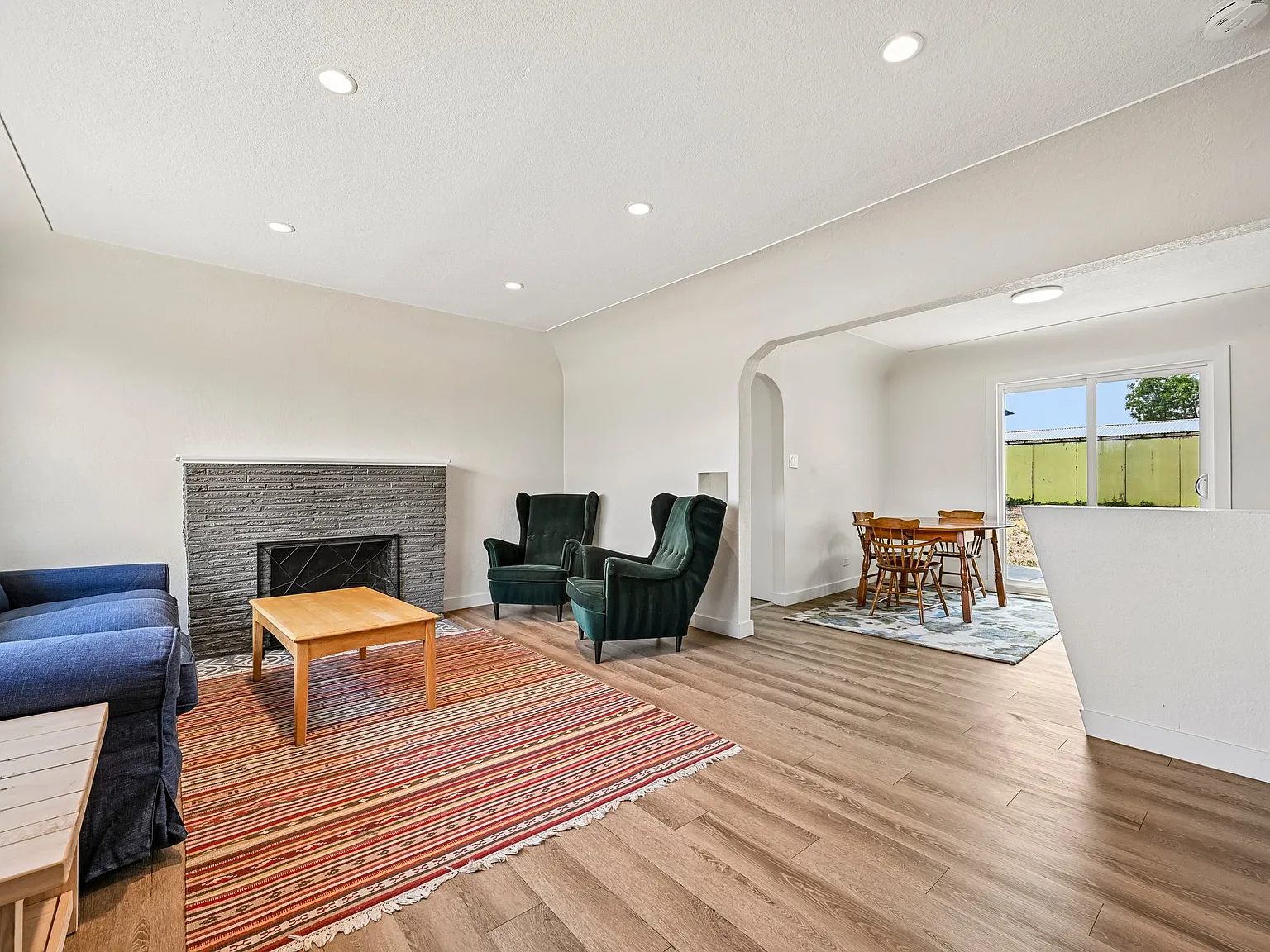 2 bed, 1098 sqft, $2,100 — Photo 2