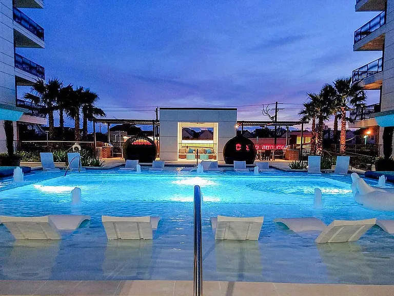 PearlWashington_ext_evening_pool-1