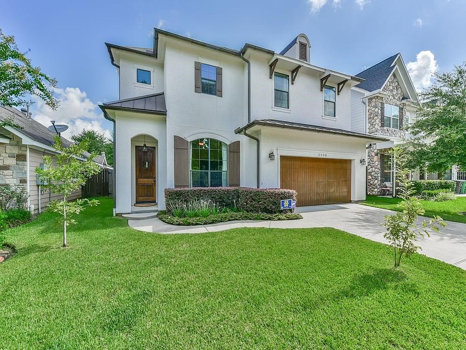 Come see this stunning stucco home in Oak Forest!