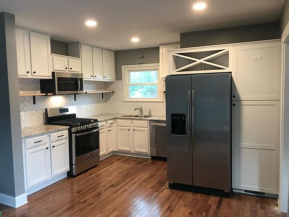 Updated kitchen with gas stove, dishwasher, and microwave