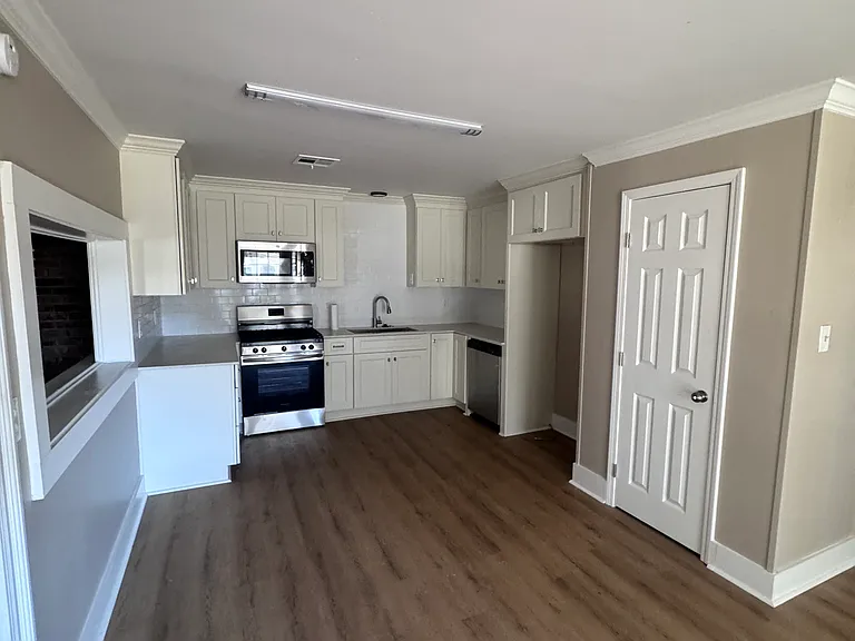 611 E D St — Photo 2