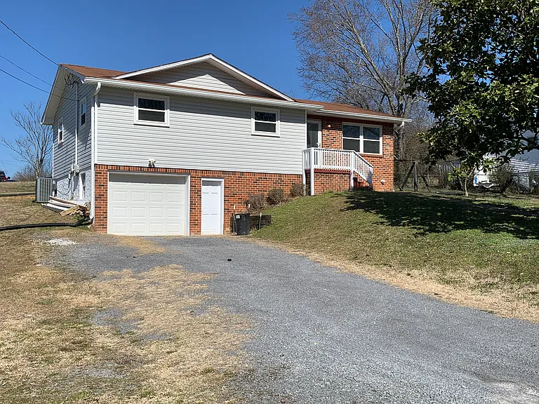 2806 Midfield Cir SE — Photo 2