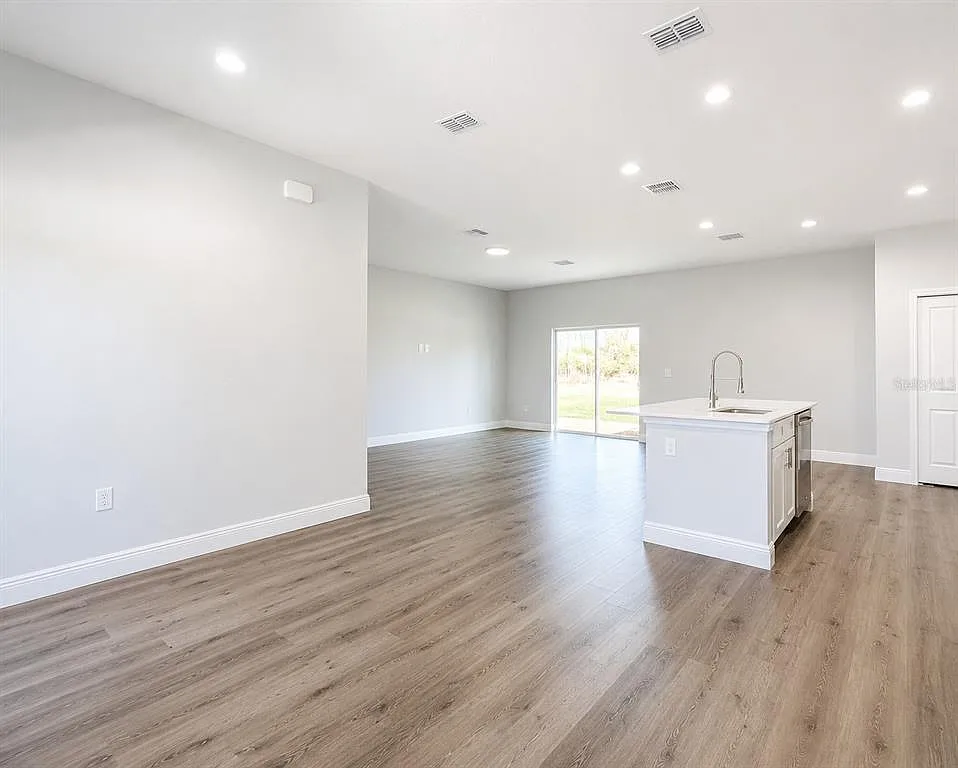 4 bed, 2.0 bath, 1636 sqft, $2,100 — Photo 2