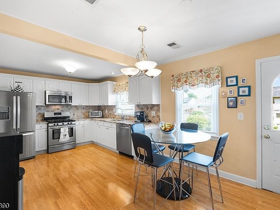 3rd image of 1755 Union Ave
