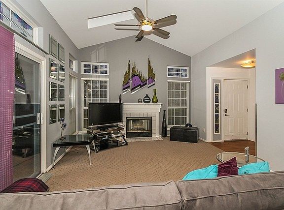 4th image of 460 Mayflower Ln Unit 4