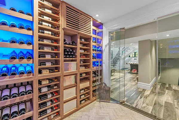 Sold by PRENDAMANO REAL ESTATE | media 55