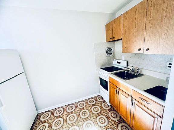 3rd image of 320 Elm Ave