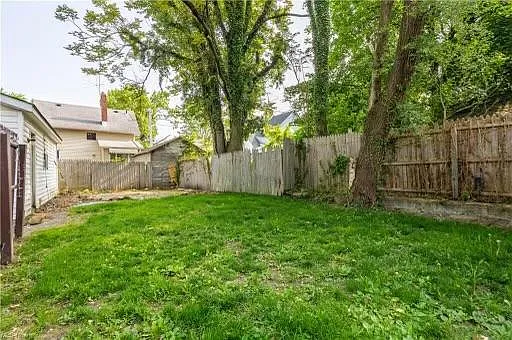 275 E York St — Photo 8