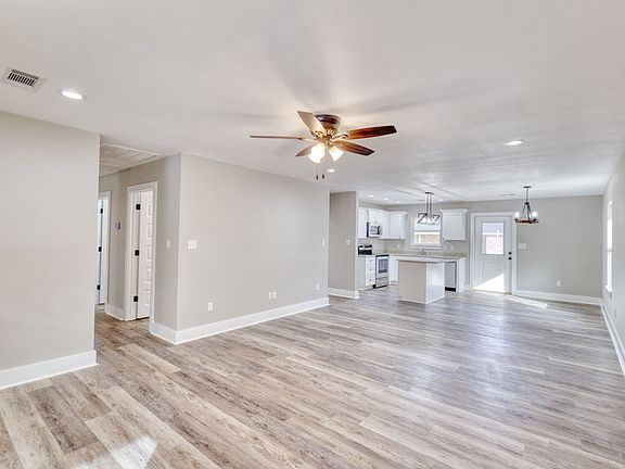 4th image of 698 Hogan St