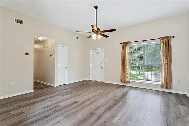 3 bed, 2.0 bath, 1270 sqft, $2,000 — Photo 3