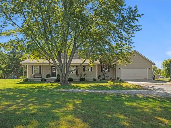 13509 E Harvest Ln, Peculiar, MO 64078
