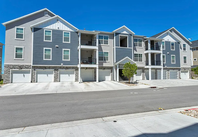 64 W Silver Springs Dr — Photo 1