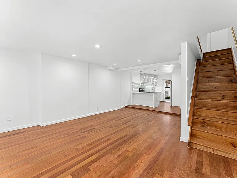 653 De Graw St #1 — Photo 2