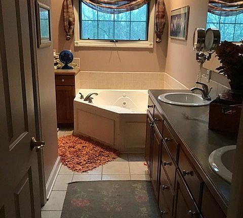 5th image of 916 Park Village Dr