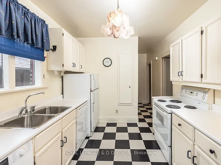 58 Lascelles Blvd — Photo 13