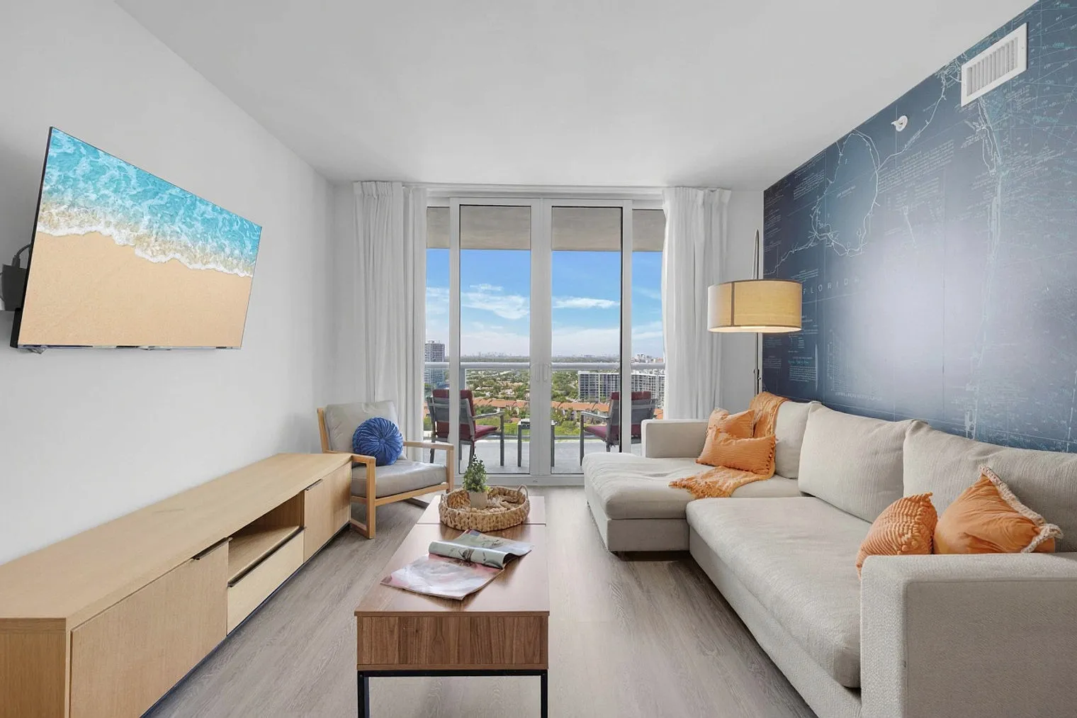 2 bed, 2.0 bath, 990 sqft, $4,392 — Photo 2