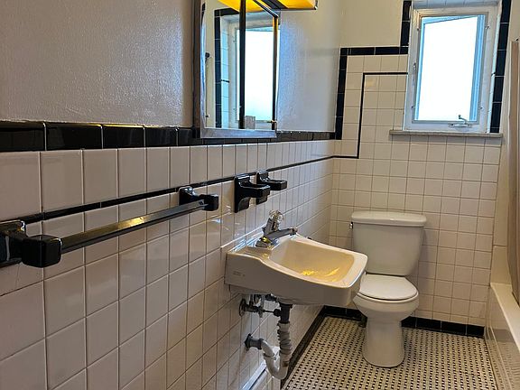2nd image of 224 Elmwood Ave APT 1