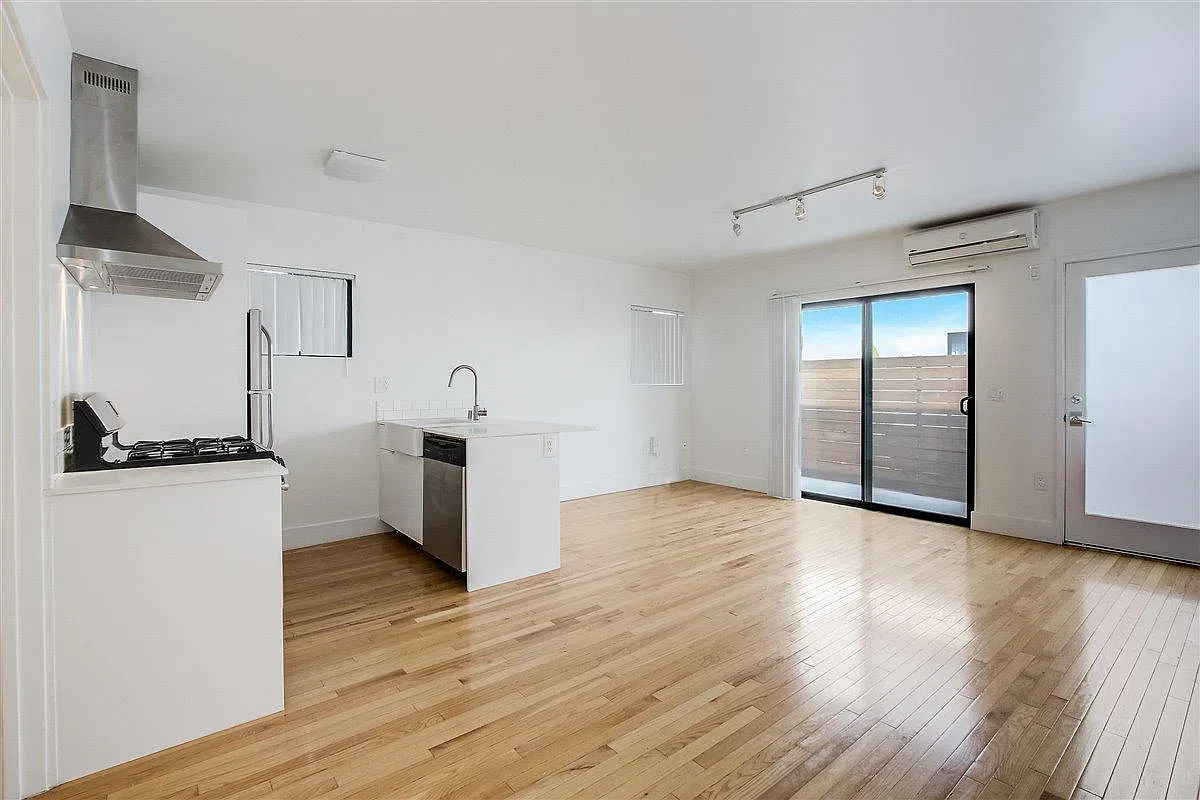 421 N Vendome St — Photo 2