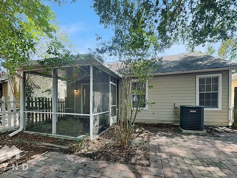1729 Chatham Cir — Photo 15