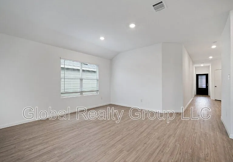 9105 Navarro Vis — Photo 24