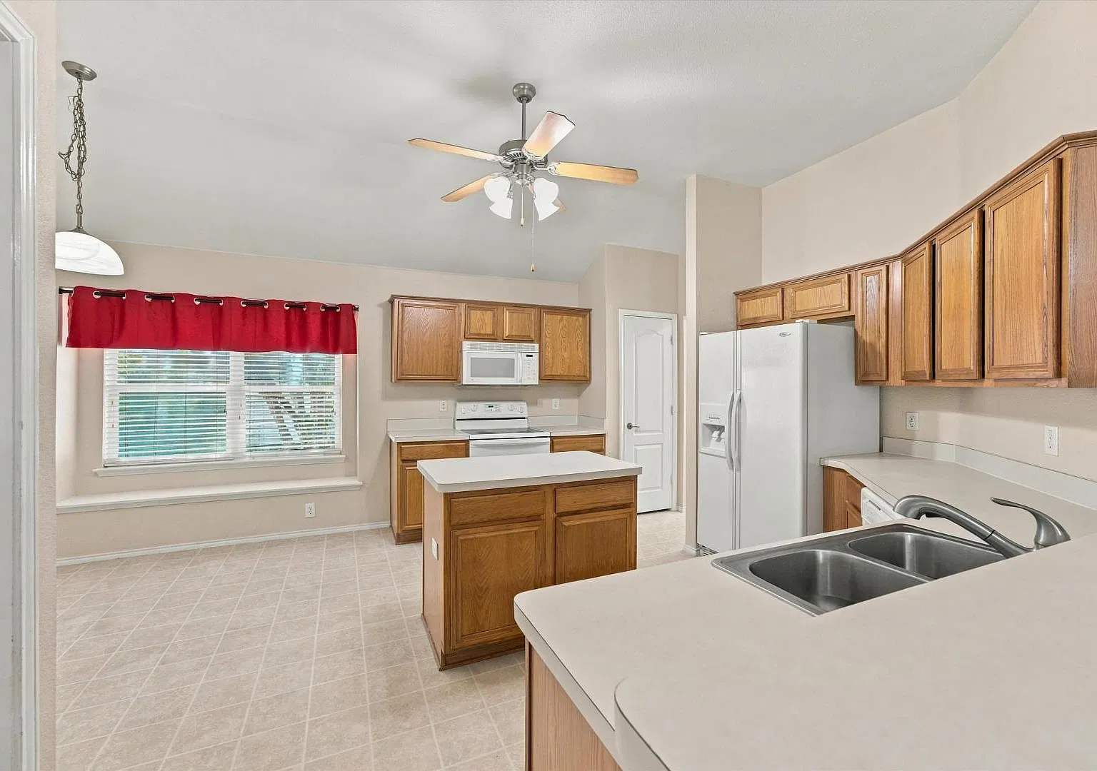 6050 Park View Dr — Photo 3
