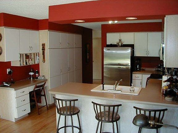 Smart kitchen with new stainless appliances and lots of storage