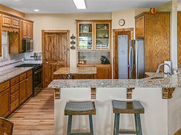 3rd image of 211 Dewberry Ln