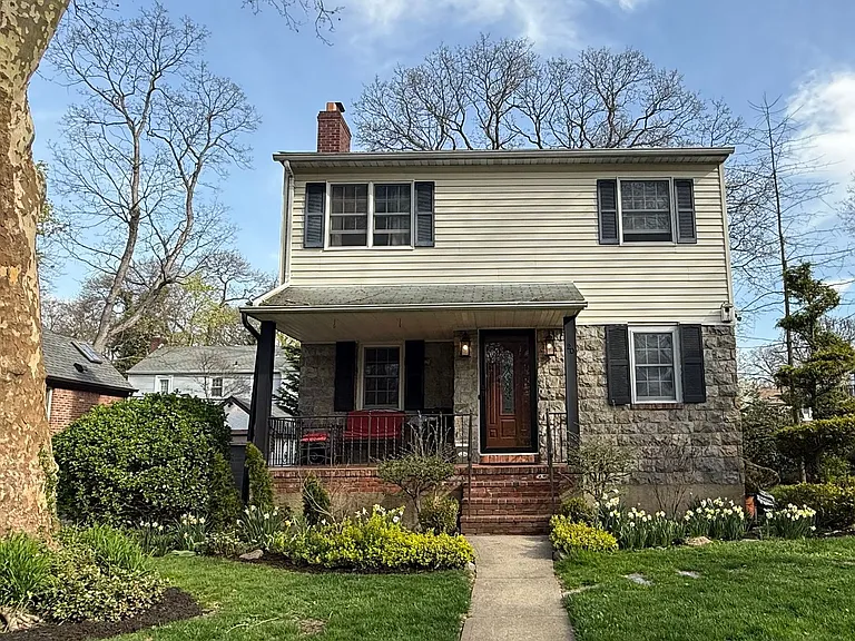 20 Mayfair Ct — Photo 1