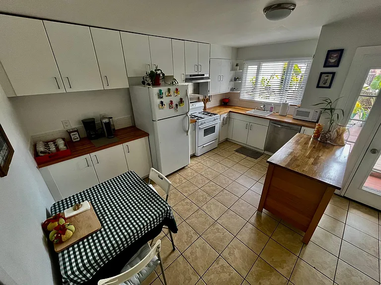137 Brussels St — Photo 9