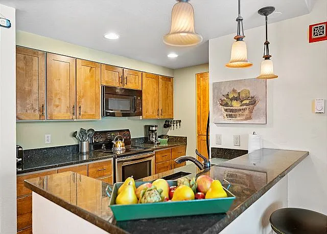 2 bed, 1102 sqft, $3,425 — Photo 2
