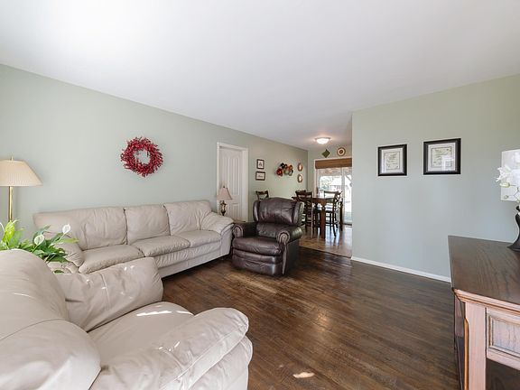 3rd image of 415 Marwood Ct