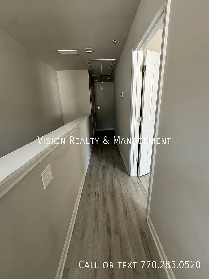 Beautiful 3 BD 2.5 BA Townhome MOVE in READY — Photo 4