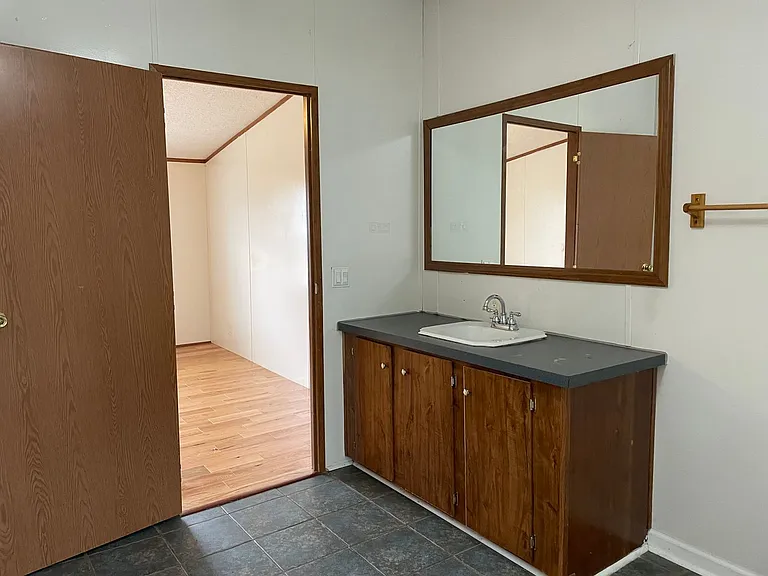 102 Shelby St — Photo 8