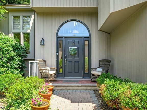 3rd image of 14 Robinhood Dr