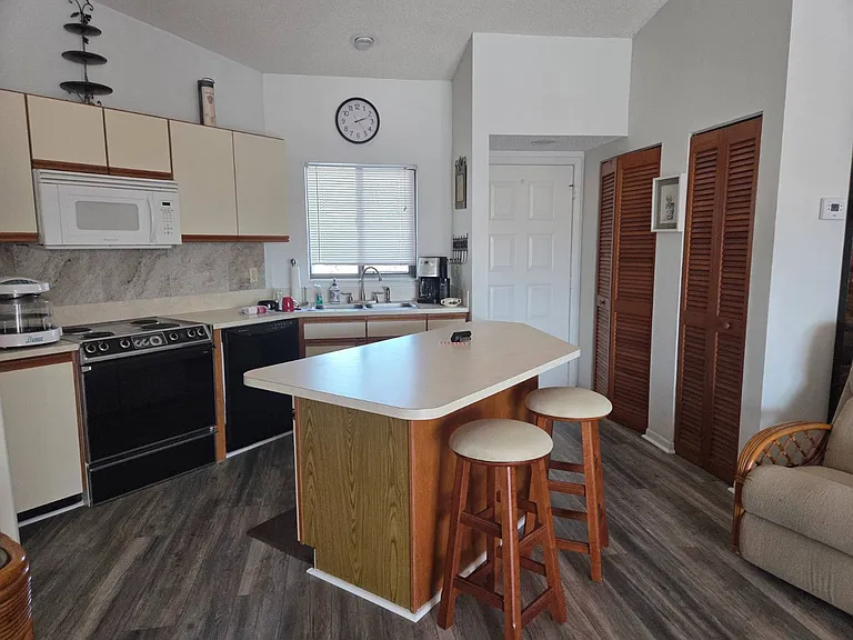 4915 Casablanca Cir #H-22 — Photo 7