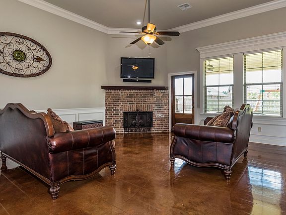 3rd image of 105 Thomas Oak Ln