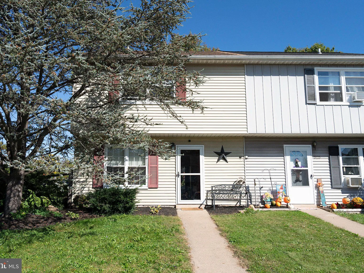 3 bed, 1.5 bath, 1160 sqft, $2,200 — Photo 2