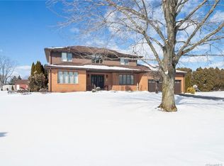 9 Crest Dr, Cromwell, CT 06416